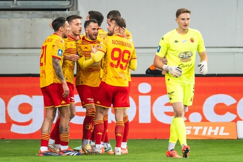 19 PAŹDZIERNIKA 2024: Mecz Polski PKO Ekstraklasy pomiędzy KGHM Zaglebie Lubin a Jagiellonią Białystok. Joy Jesus Imaz (L) Kristoffer Hansen (R) drużyna Jagiellonii po strzeleniu gola.